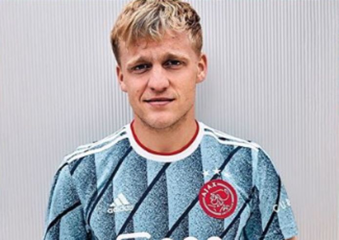 Donny van de Beek in het nieuwe Ajax-shirt