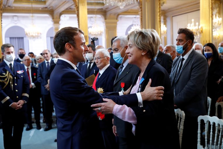 Emmanuel Macron met Borinia Tarall, voorzitter van een vrouwenorganisatie, tijdens de herdenkingsbijeenkomst ter nagedachtenis aan de harki’s in Parijs. Beeld EPA