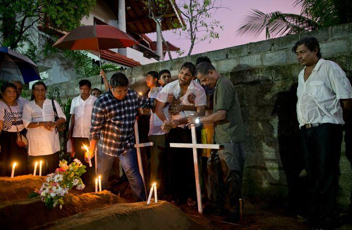 De eerste slachtoffers van de aanslag op de Sint-Sebastiaanskerk in Negombo weden begraven.