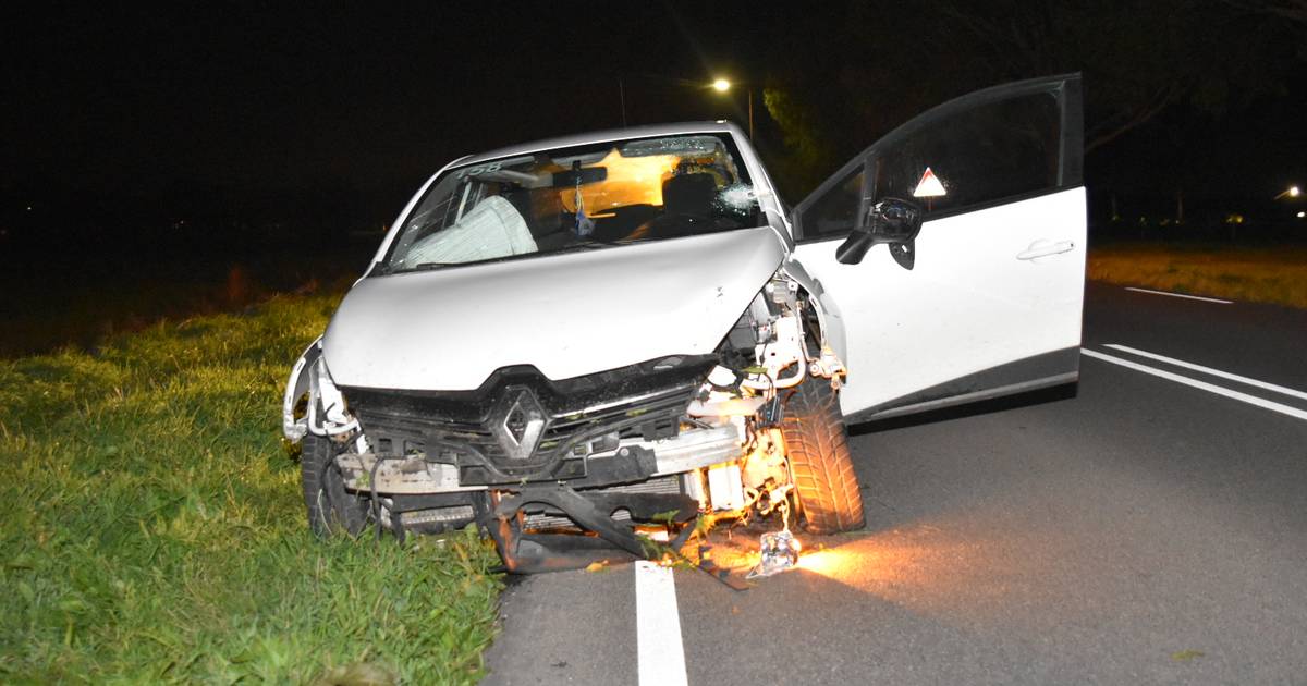 Auto rijdt op hoge snelheid over rotonde in Nederhemert en raakt flink beschadigd - AD