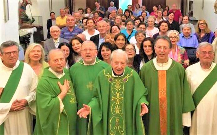 Probo Vaccarini viert zijn 100ste verjaardag met zijn vier zonen, die ook allemaal priester zijn.