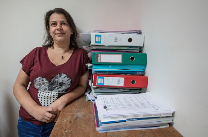 Marleen van der Vorst bij een deel van de dossiers over haar drie kinderen.