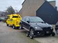 De auto wordt weggehaald.