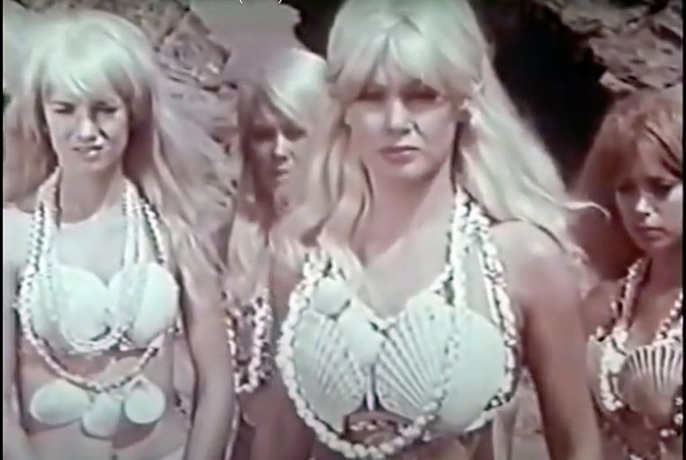 Fragment uit Voyage to the Planet of Prehistoric Women (1968) van Peter Bogdanovich, een onsamenhangend knip- en plakwerk van slechte en nagesynchroniseerde scènes.  Beeld 