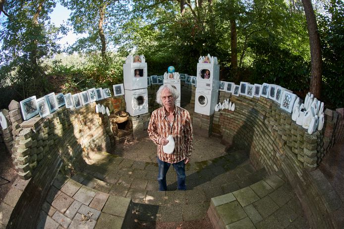 Jan Schouten bij zijn kunstwerk ‘de breinwasserette’