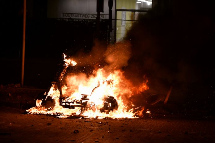 Een scooter gaat in vlammen op in Duindorp