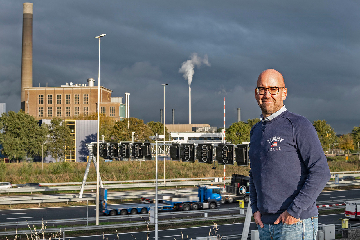 Bart van den Heuvel (41) uit Utrecht woont tegenover een biowarmtecentrale. ‘De gemeente heeft te weinig gedaan om écht duurzame alternatieven te vinden. Nu zitten we met zo’n vieze centrale.’ Beeld Guus Dubbelman / de Volkskrant