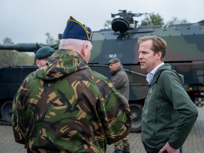 Staatssecretaris Christophe van der Maat (rechts) zoekt naar een geschikte locatie voor een grote kazerne in het midden van Nederland, zeer waarschijnlijk in Flevoland.