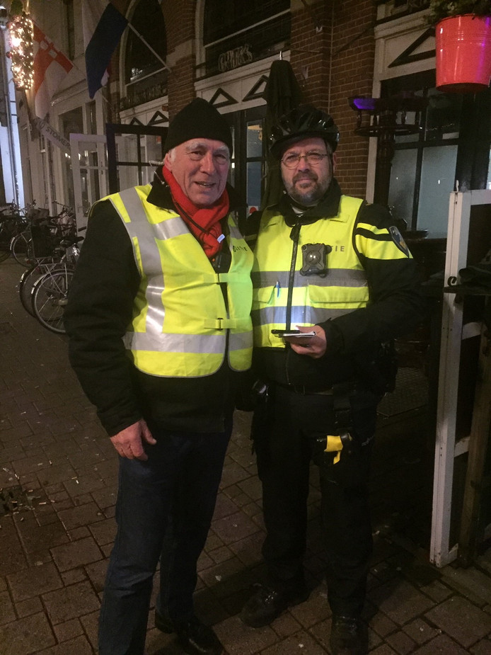 BPA-raadslid Hans van Wegen (links) hielp vannacht mee bij het handhaven van de orde in de binnenstad van Amersfoort.