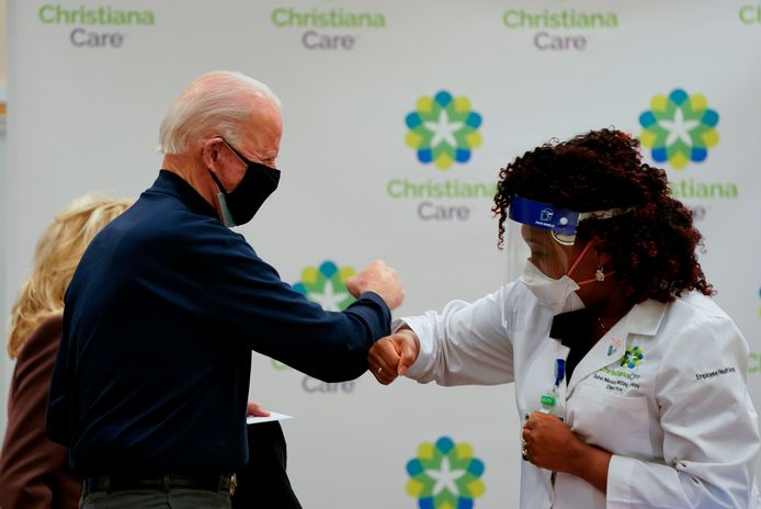 Joe Biden a remercié la personne qui lui a administré le vaccin en respectant les gestes barrières