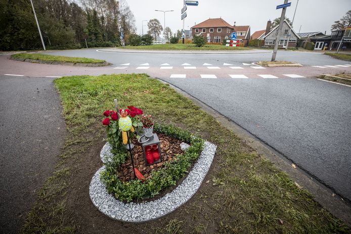 Het bermmonument bij de rotonde in Reutum waar Bart Bloemendaal om het leven is gekomen.