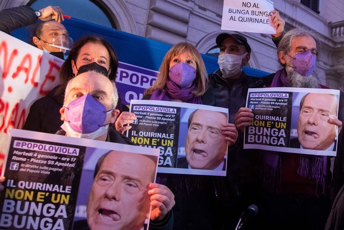 Mensen protesteren tegen de kandidatuur van Silvio Berlusconi als president van de Italiaanse republiek. 'De quirinaal (een van de officiële residenties van de Italiaanse president, red.) is geen bunga bunga', staat er op de borden geschreven.
