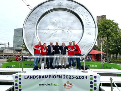 LIVE huldiging PSV | Fans in de rij voor foto met grootste schaal van Nederland