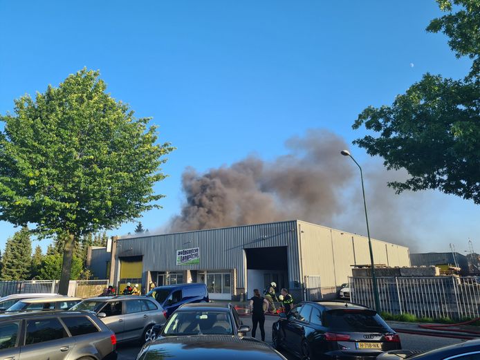 In het pand van Autocentrum de Langstraat in Kaatsheuvel is zaterdagavond rond 20.00 uur een grote brand uitgebroken.