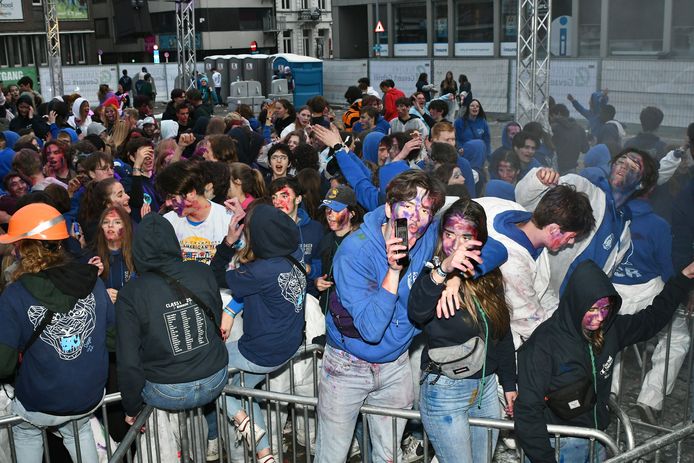 In Roeselare vierden ze de 50 dagen in plaats van de 100 dagen. De jongeren gingen vanaf 6u 's morgens uit de bol op het Polenplein.