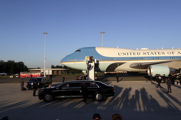 President Biden komt aan op Melsbroek, waar 'The Beast', het presidentiële voertuig, al klaarstaat.