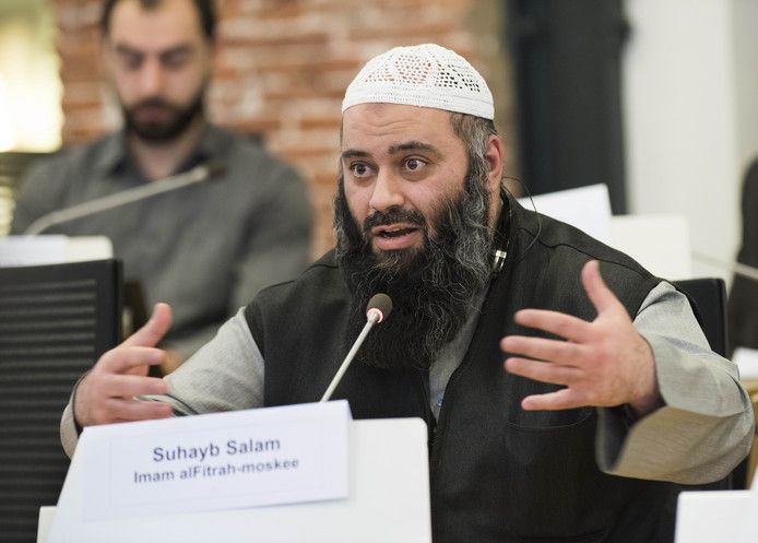 Imam Suhayb Salam van de alFitrah-moskee spreekt tijdens een commissievergadering. Foto uit 2017.