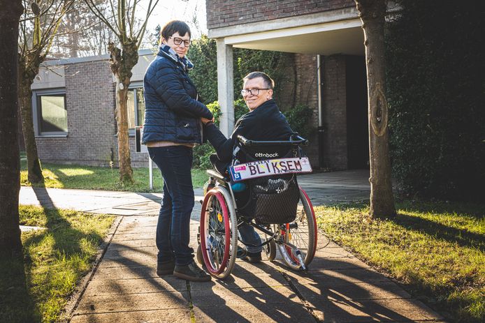 Lienda en Jan. Jan kreeg in 2018 een klonter ter hoogte van zijn hersenstam. Al drie jaar lang komt hij naar MoNah, het dagcentrum dat op donderdag finaal de deuren sluit.