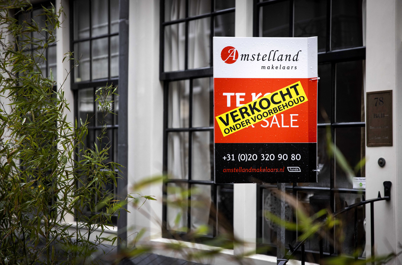 De Nederlandse woningmarkt blijft ook dit jaar waarschijnlijk ‘oververhit',  denken economen van Rabobank. Zoals het er nu uitziet worden koopwoningen volgens hun ramingen dit jaar gemiddeld 17,3 procent duurder.
