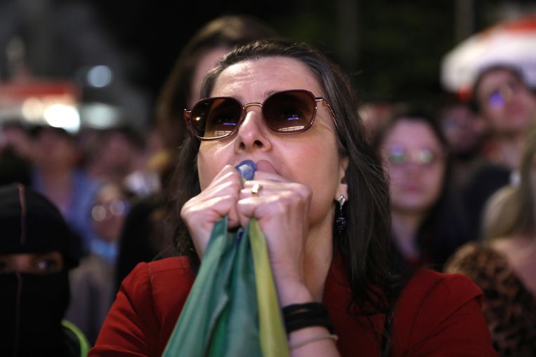 Een aanhanger van Lula volgt in spanning de verkiezingsuitslagen in Sao Paulo. Beeld Getty Images