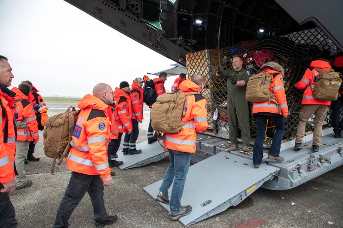 Beeld van het vertrek van het logistieke team van B-Fast vanmorgen naar Turkije vanuit de militaire luchthaven in Melsbroek.