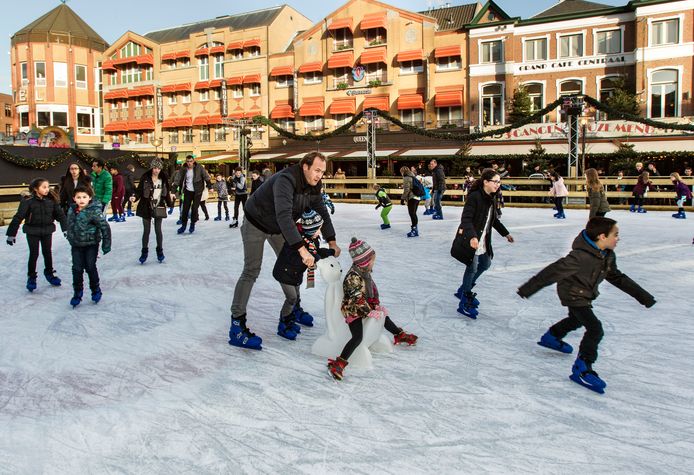 Archieffoto van een vertrouwd beeld: schaatsen op de Markt in Eindhoven. Een ijsbaan past echter niet meer in het 'concept' waarmee dit jaar rond de feestdagen wordt gewerkt, zo klinkt het.