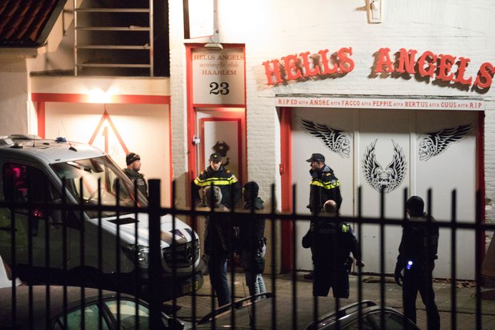 Een inval van de politie in een clubhuis van de motorclub Hells Angels