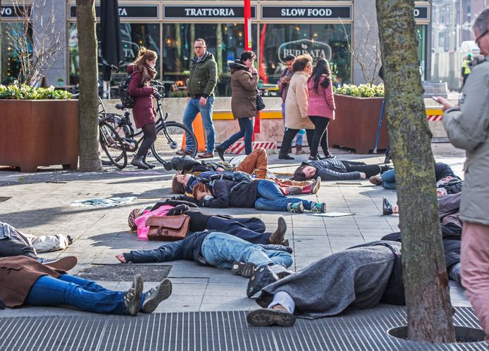 Activisten van Extinction Rebellion vielen eerder deze maand dood neer tijdens het luchtalarm om aandacht te vragen voor klimaatverandering