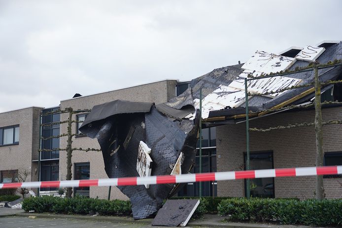 Door de storm kwam het dak van een huizenblok los in de Maczekstraat in Dongen.