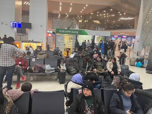 Iraakse evacués wachten op vertrek vanuit Minsk.