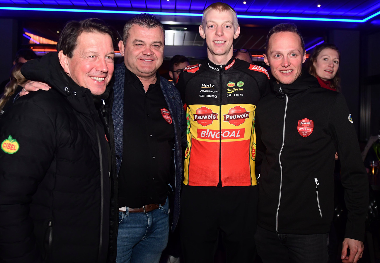 Kersvers Belgisch kampioen veldrijden Michael Vanthourenhout geeft