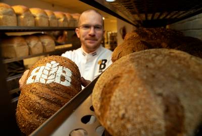 Gelders Eiland krijgt zijn eigen brood van meesterbakker Daan en bevriende boeren