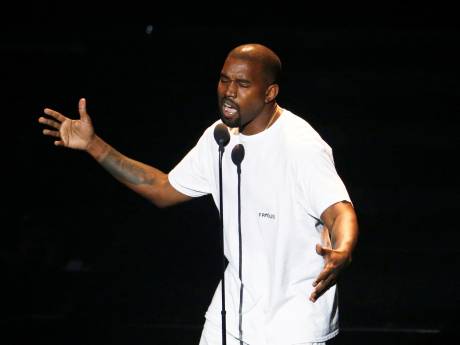Gemaskerde Kanye West doet push-ups en dutje tijdens tweede releasefeest