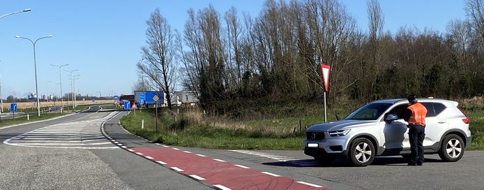 Bij de grenscontroles ter hoogte van Zelzate passeren opvallend minder wagens.