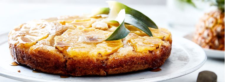 MT 19-20 M19-20 Culinair bakken met zomerfruit vegan upside-down ananascake Beeld Tom Swalens. Receptuur & (food)styling: Debby De Mangelaere/Les Filles Rouges