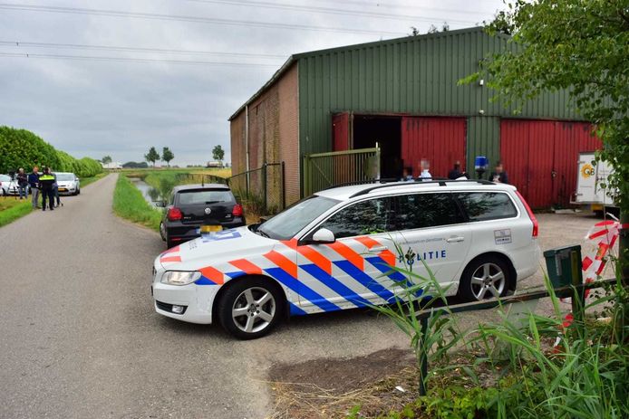 Politie bij de schuur in Standdaarbuiten, waar duizenden liters drugs werden gevonden.