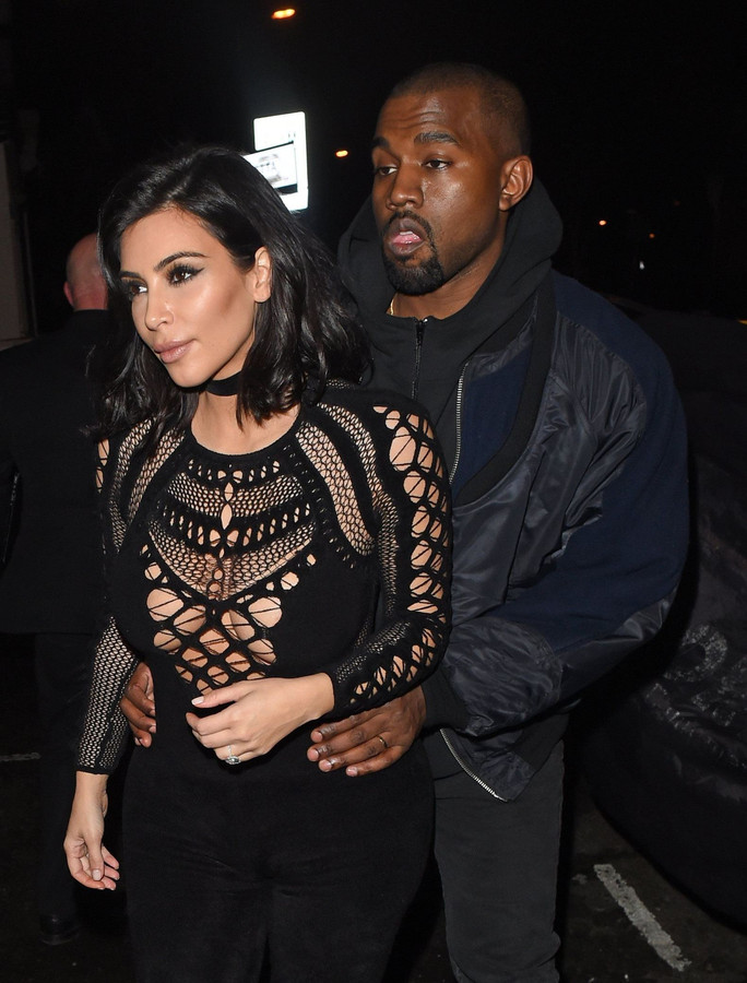 Wie is de mooiste? Kim K. en Rita Ora dagen op in dezelfde jurk | Foto | hln.be