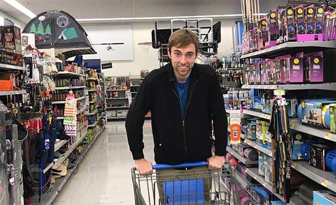 Ryan schuimt Walmart af op zoek naar koopjes.