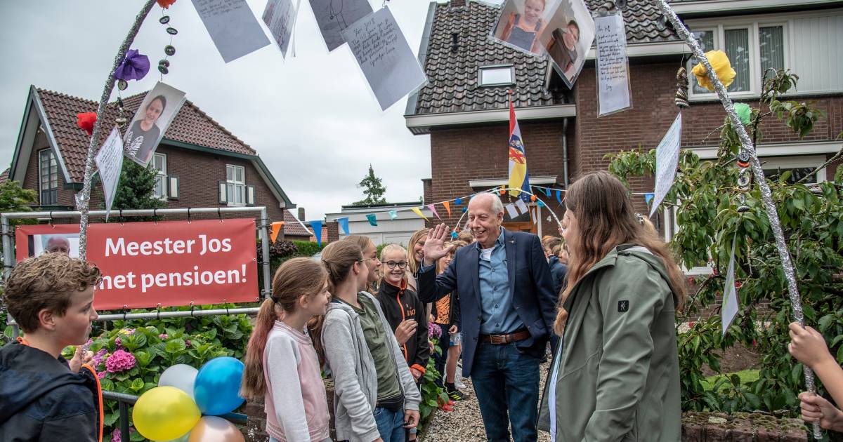 Meester Jos uit Ottersum wandelt op laatste schooldag door erehaag van kinderen van huis naar school