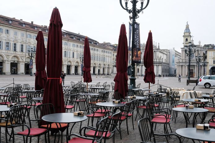Het San Carlo-plein in Turijn ligt er verlaten bij.