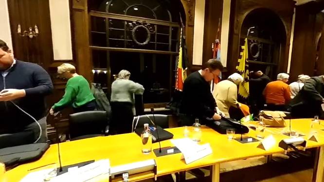 “Aan deze doofpotoperatie doen wij niet mee”: volledige oppositie stapt op tijdens gemeenteraad