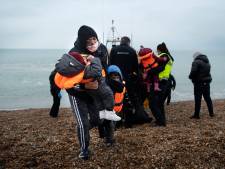Tragédie dans la Manche: cinq passeurs interpellés, Emmanuel Macron appelle Boris Johnson