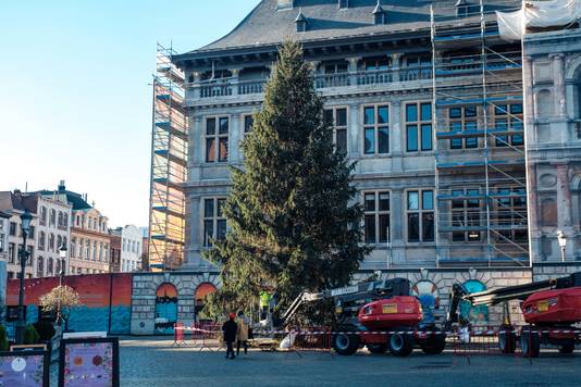 De Kerstboom op de Grote Markt van Antwerpen wordt versierd.