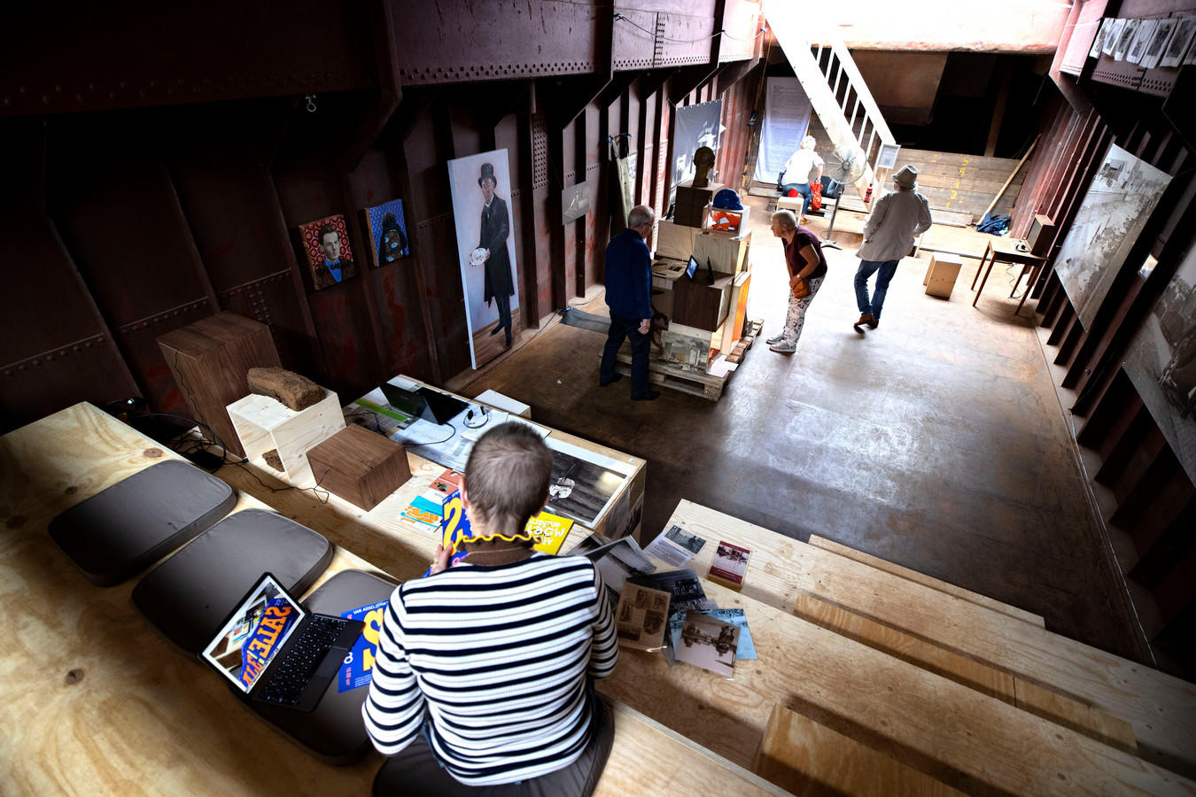 De varende expositie Dat wat blijft in het ruim van binnenvaartschip Oostenwind.