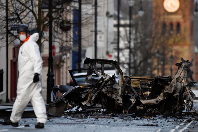 Ravage na de ontploffing van een autobom in Londonderry. Er raakte niemand gewond.