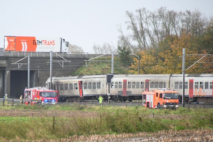 De botsing gebeurde aan de overweg aan de Oude Heirweg en de Hoogbeverenstraat in Koolskamp. De trein kwam wat verderop tot stilstand in de richting van Roeselare.