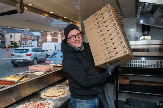 Familie Met Kartonnen Dozen in Een Nieuw Huis Bij Verhuizing Stock Afbeelding - Image of