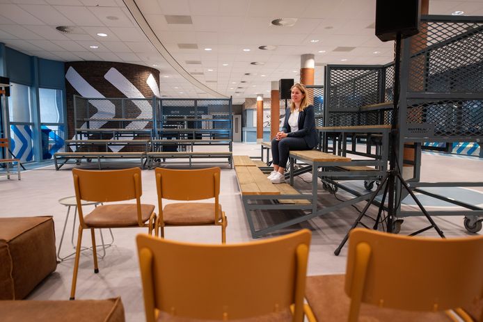 Accountmanager Erica den Hertog laat één van de grote vernieuwde ruimtes zien die Omnisport nu vanaf maandag tot en met donderdag probeert te verhuren aan de zakelijke markt. In het verleden kwamen daar te weinig inkomsten uit binnen.