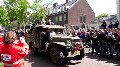 Veteranen genieten in zon van defilé Wageningen, Mayhew (102) kiest voor warmte hotel