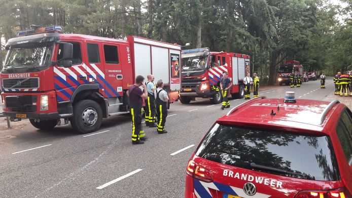 Heidebrand nabij Mastendreef in Bergen op Zoom. Brandweerwagens Huijbergen, Halsteren en Wouw verzamelen ter hoogte van het crematorium. Overleg gaande tussen brandweer en politie.
